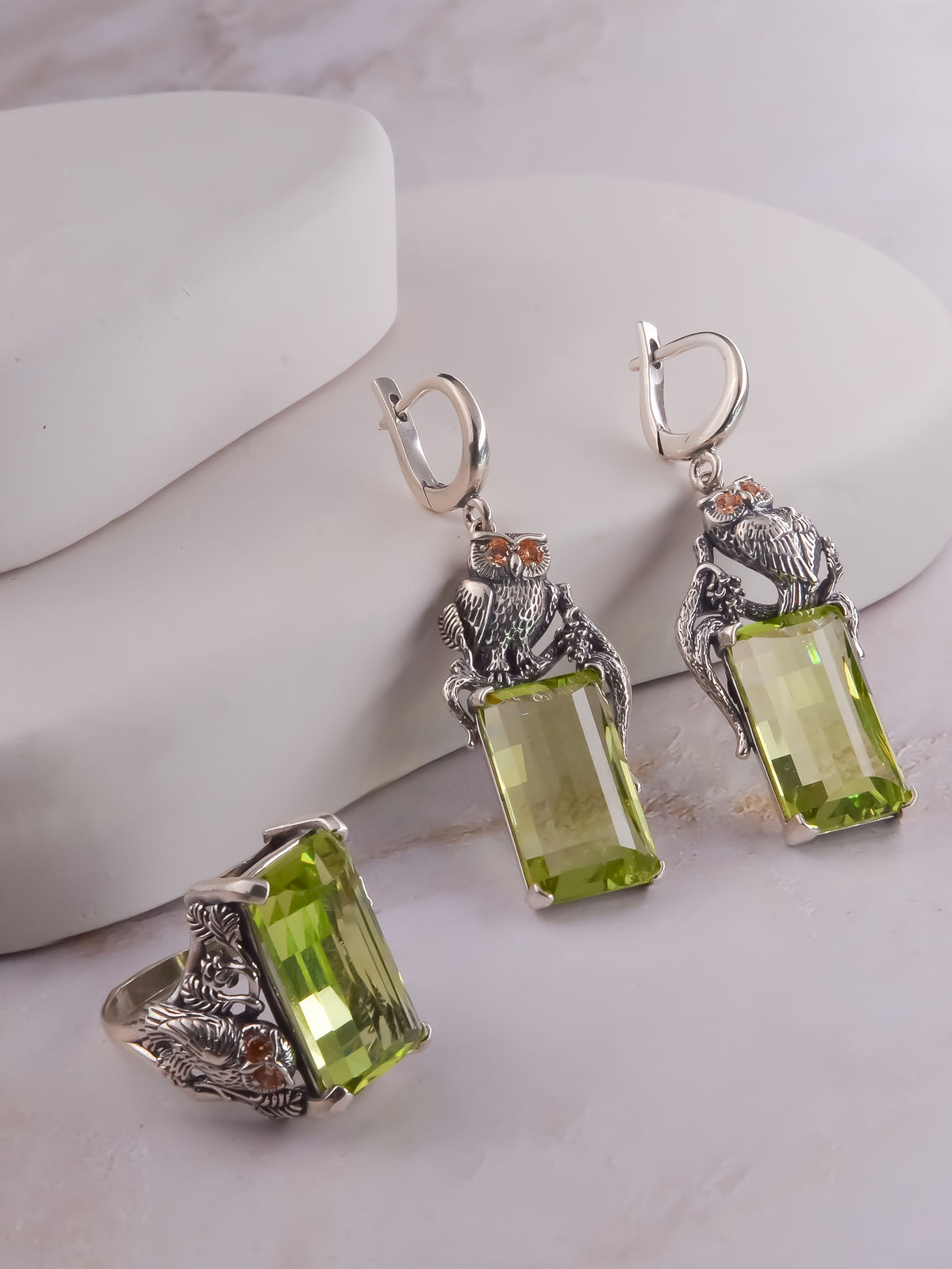 Серебряное кольцо с синтетическим кварцем