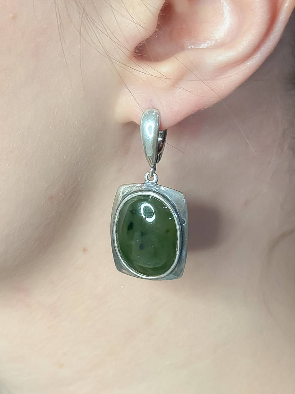 Серебряные серьги с нефритом