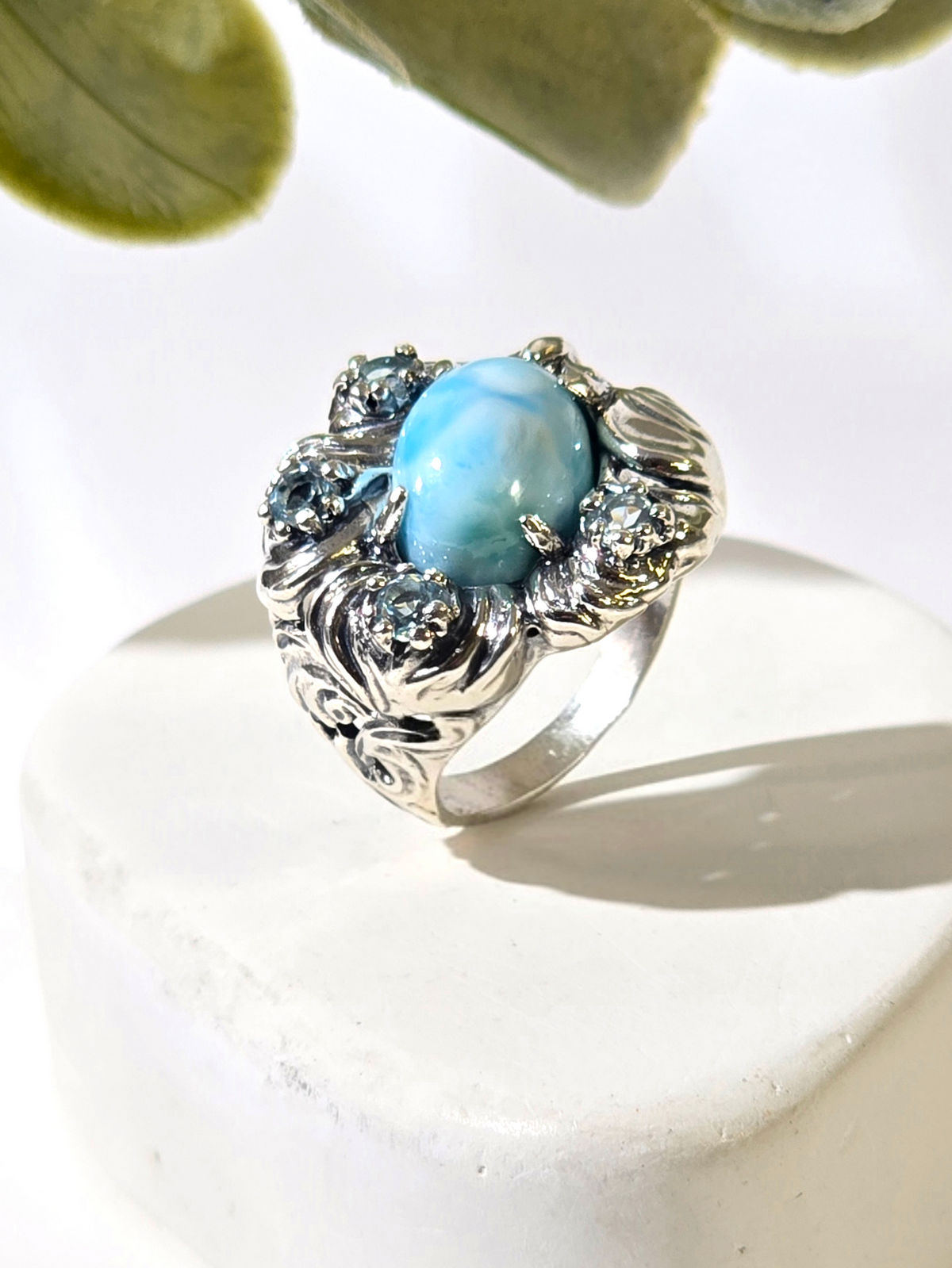 Серебряное кольцо с ларимаром и топазом