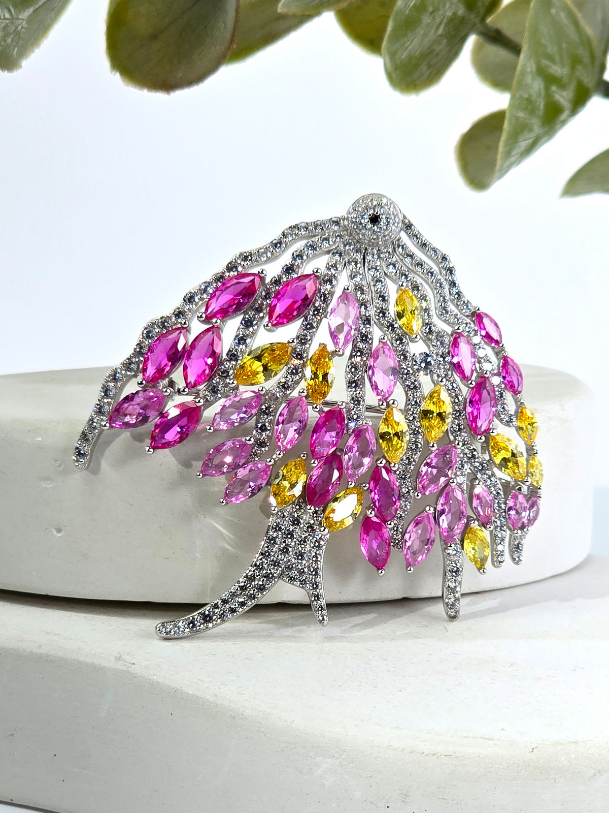 Серебряная брошь с фианитами