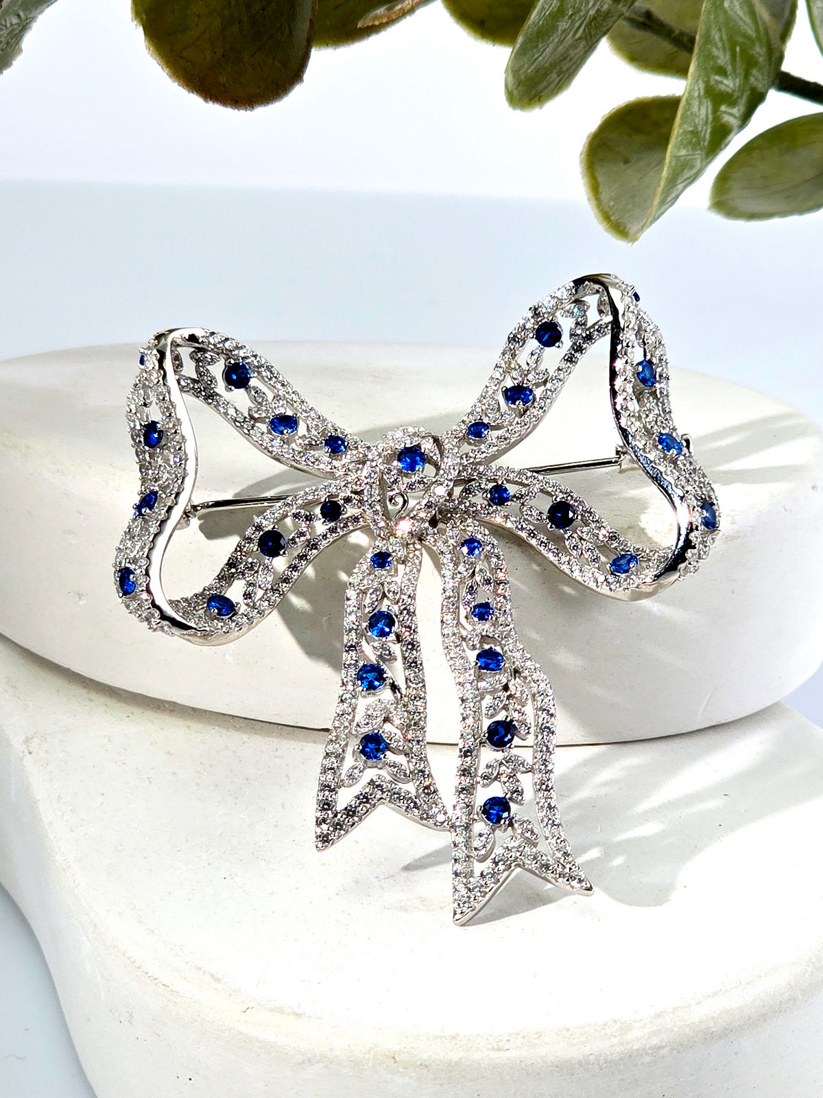 Серебряная брошь с фианитами