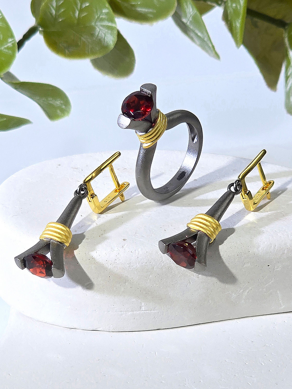 Серебряные серьги ETERI с гранатом и позолотой