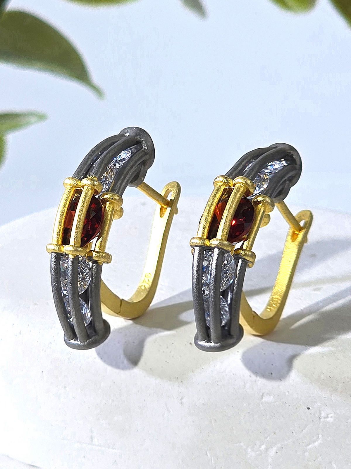 Серебряные серьги ETERI с гранатом, цирконом и позолотой