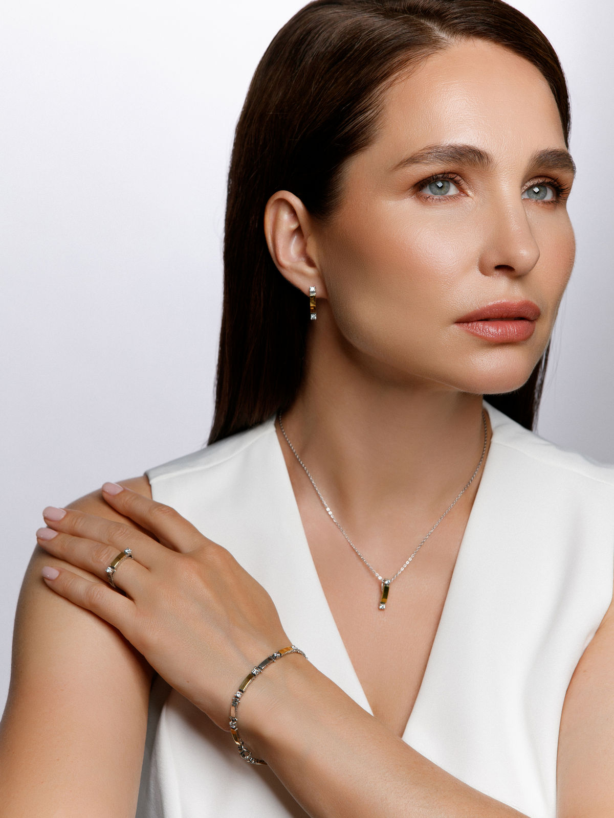 Серебряное кольцо Yaffo с фианитом и золотом