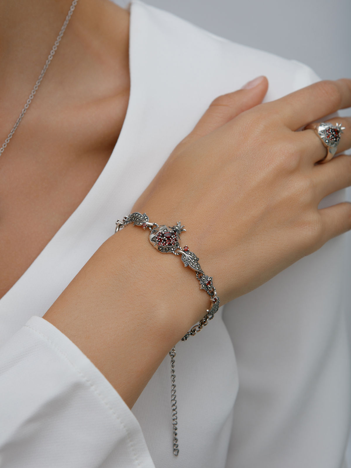 Серебряный браслет ALEXANDRE VASSILIEV с гранатами и марказитами Swarovski