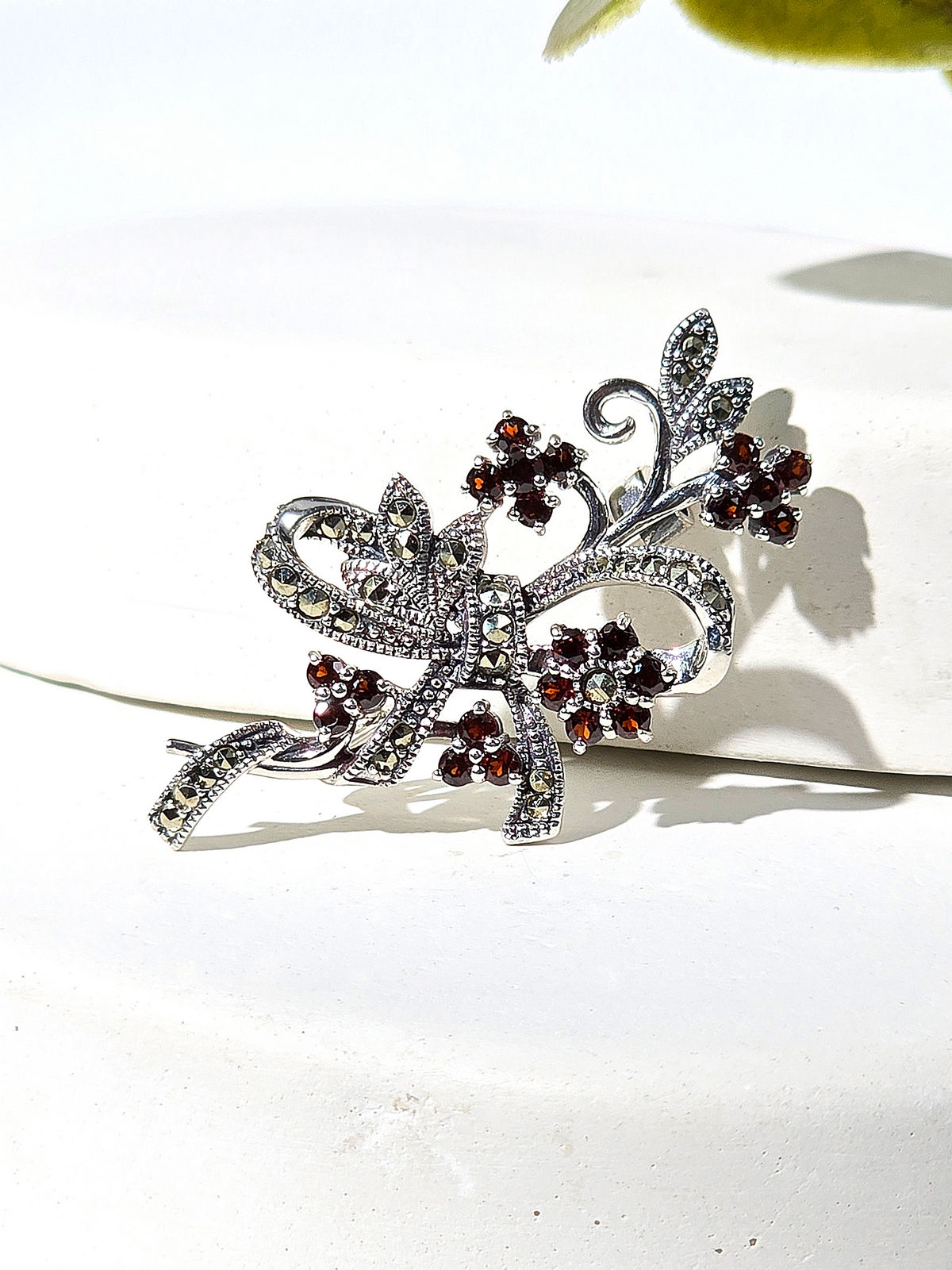 Серебряная брошь ALEXANDRE VASSILIEV с марказитами Swarovski и гранатами
