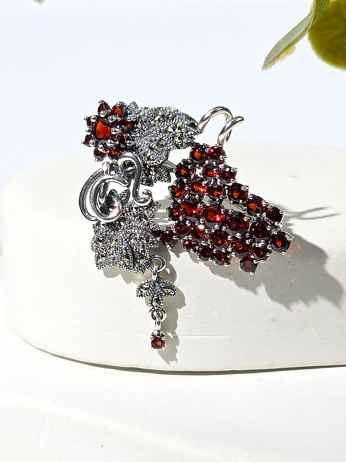 Серебряная брошь ALEXANDRE VASSILIEV с марказитами Swarovski и гранатами