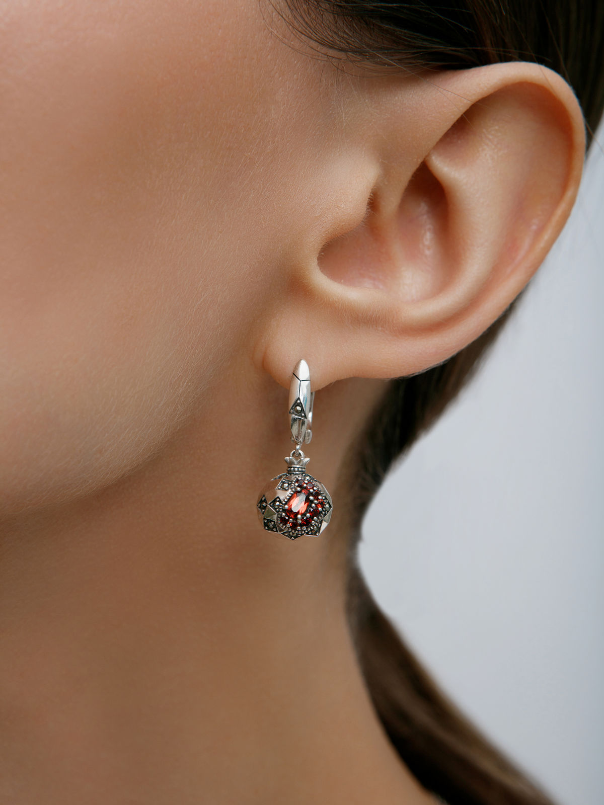 Серебряные серьги ALEXANDRE VASSILIEV с гранатами и марказитами Swarovski