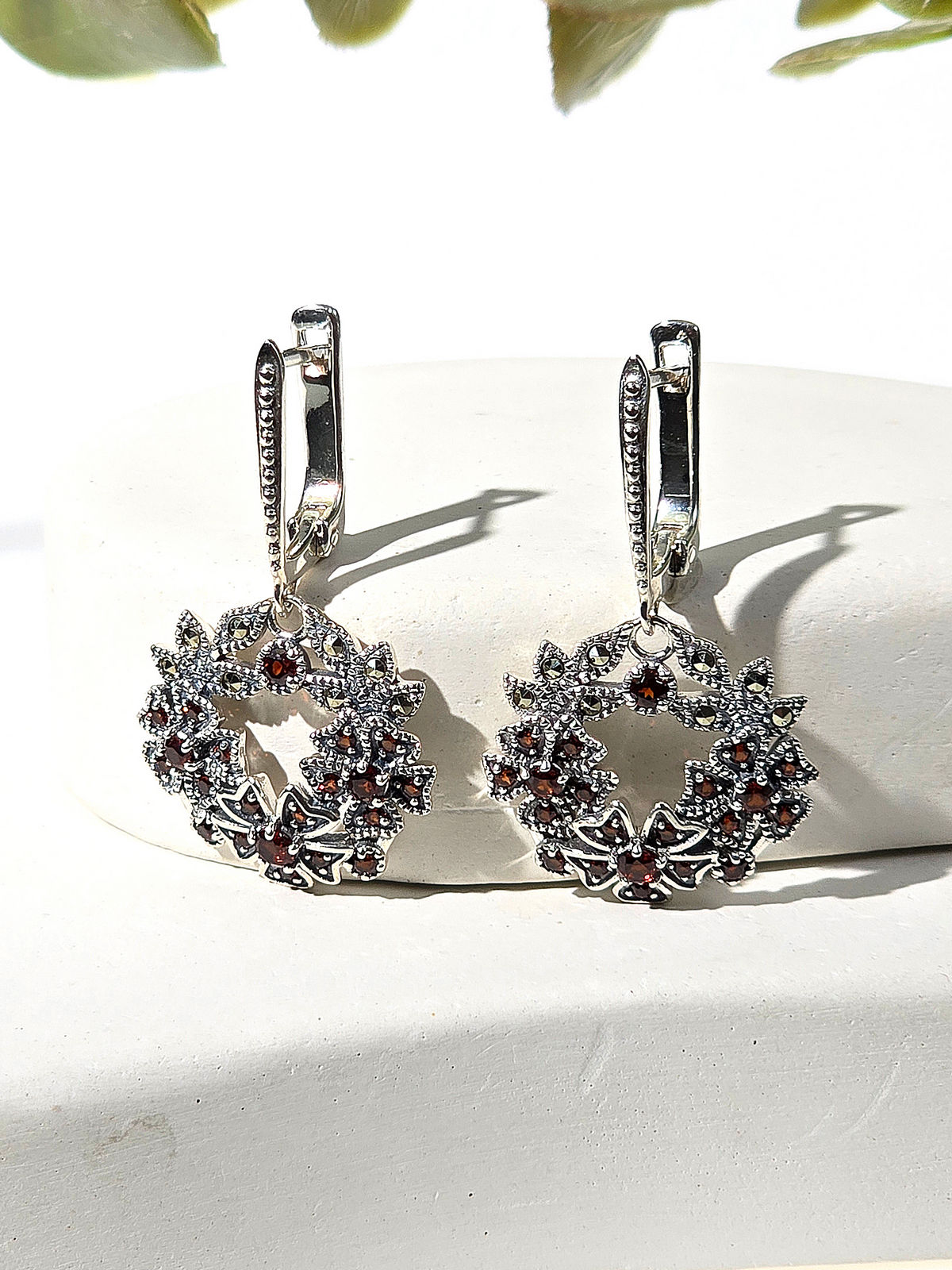 Серебряные серьги ALEXANDRE VASSILIEV с гранатами и марказитами Swarovski