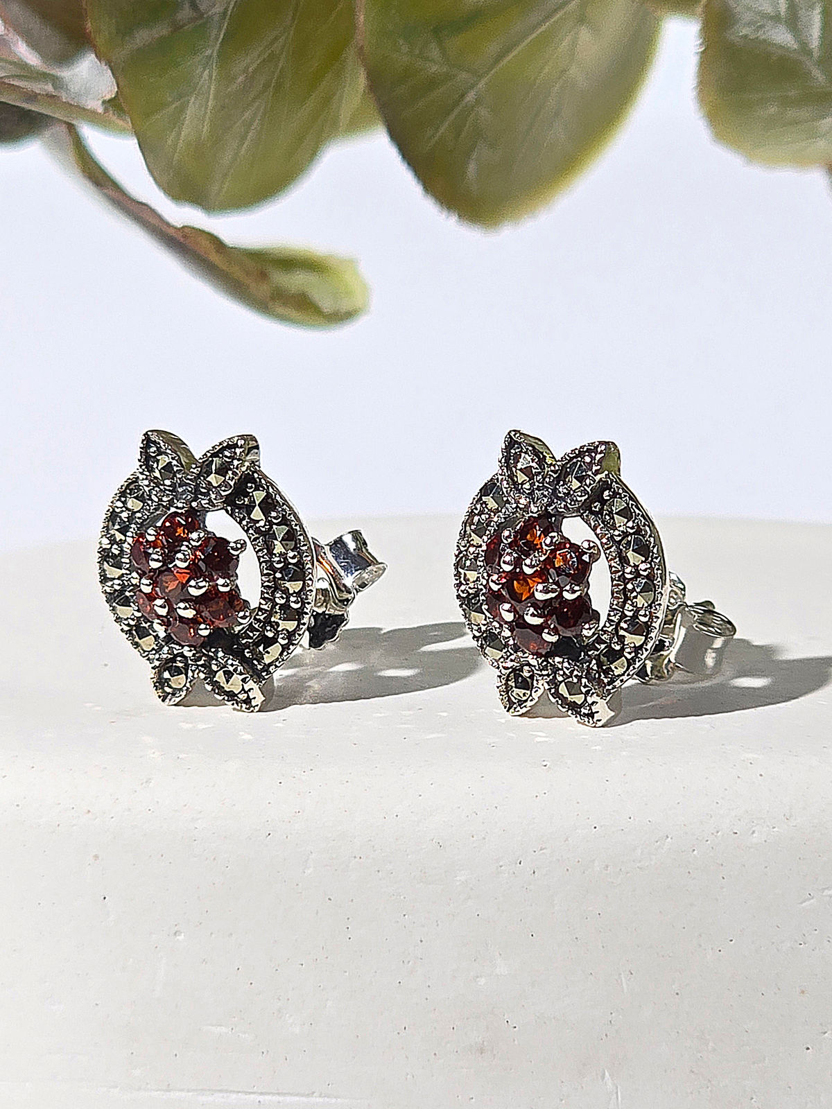 Серебряные серьги ALEXANDRE VASSILIEV с гранатами и марказитами Swarovski