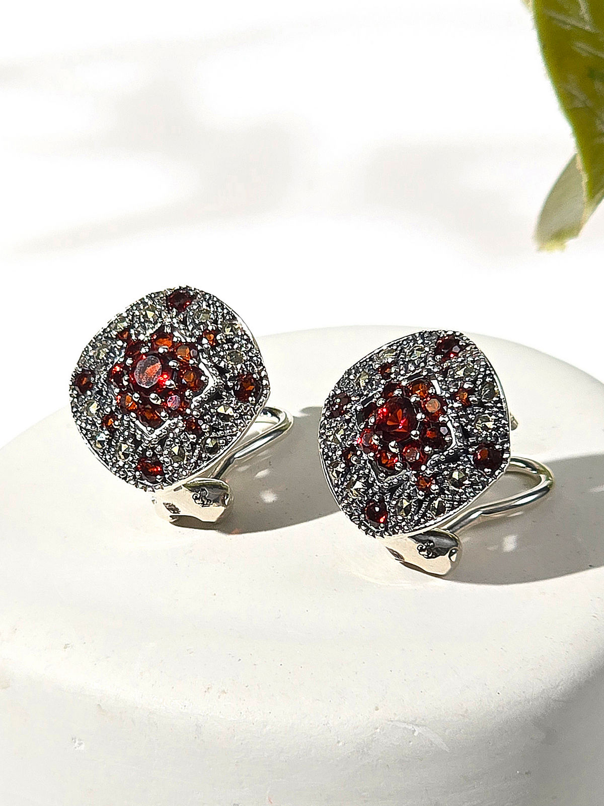 Серебряные серьги ALEXANDRE VASSILIEV с гранатами и марказитами Swarovski