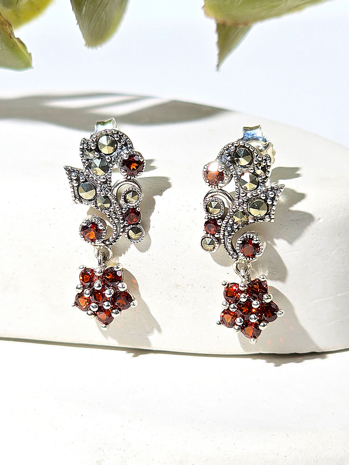 Серебряные серьги ALEXANDRE VASSILIEV с гранатами и марказитами Swarovski