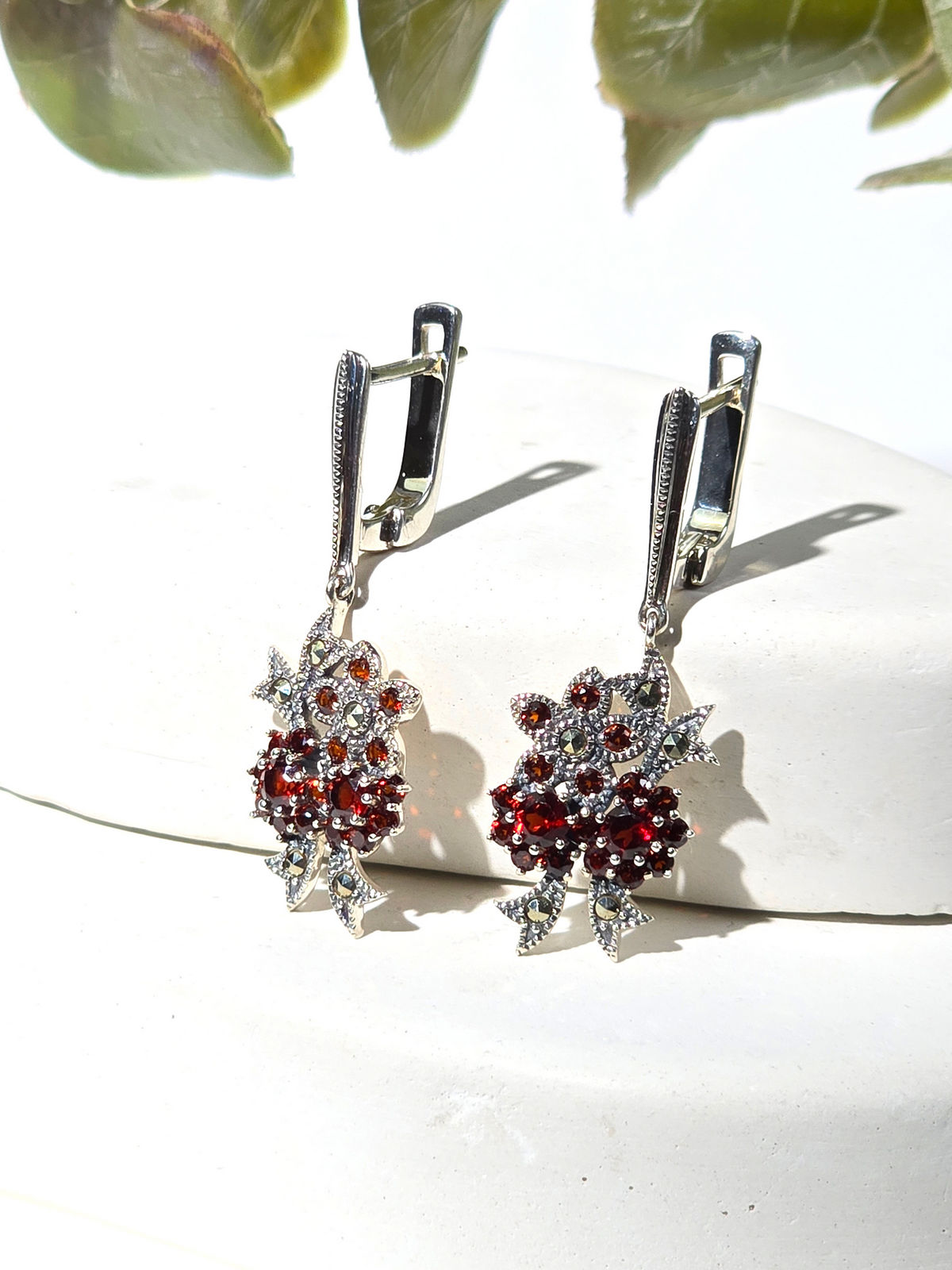 Серебряные серьги ALEXANDRE VASSILIEV с гранатами и марказитами Swarovski