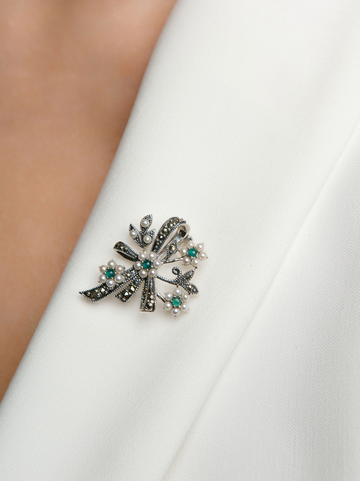 Серебряная брошь ALEXANDRE VASSILIEV с зеленым агатом, марказитами Swarovski и микрожемчугом