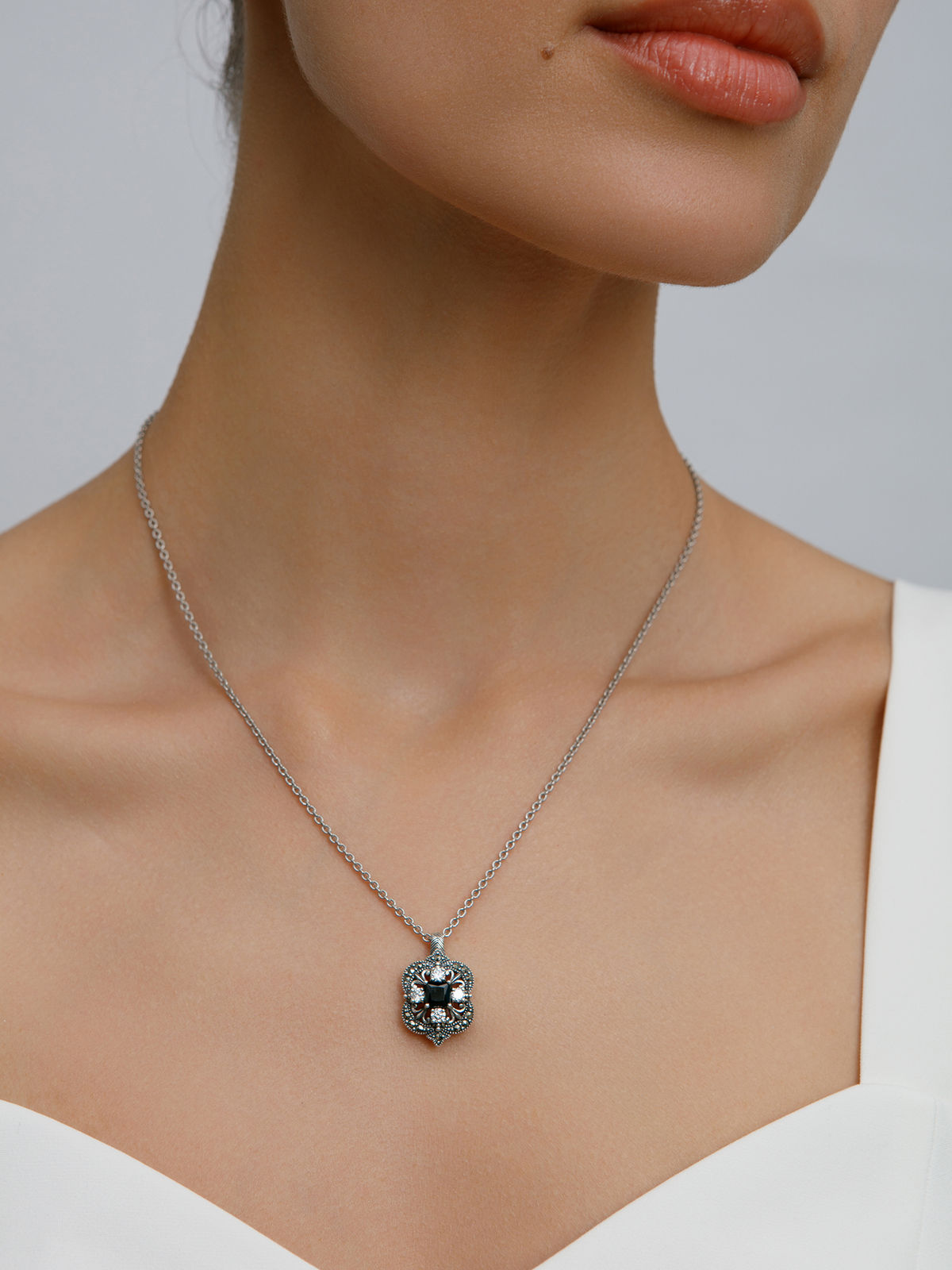 Серебряный кулон ALEXANDRE VASSILIEV с черной шпинелью, фианитами и марказитами Swarovski