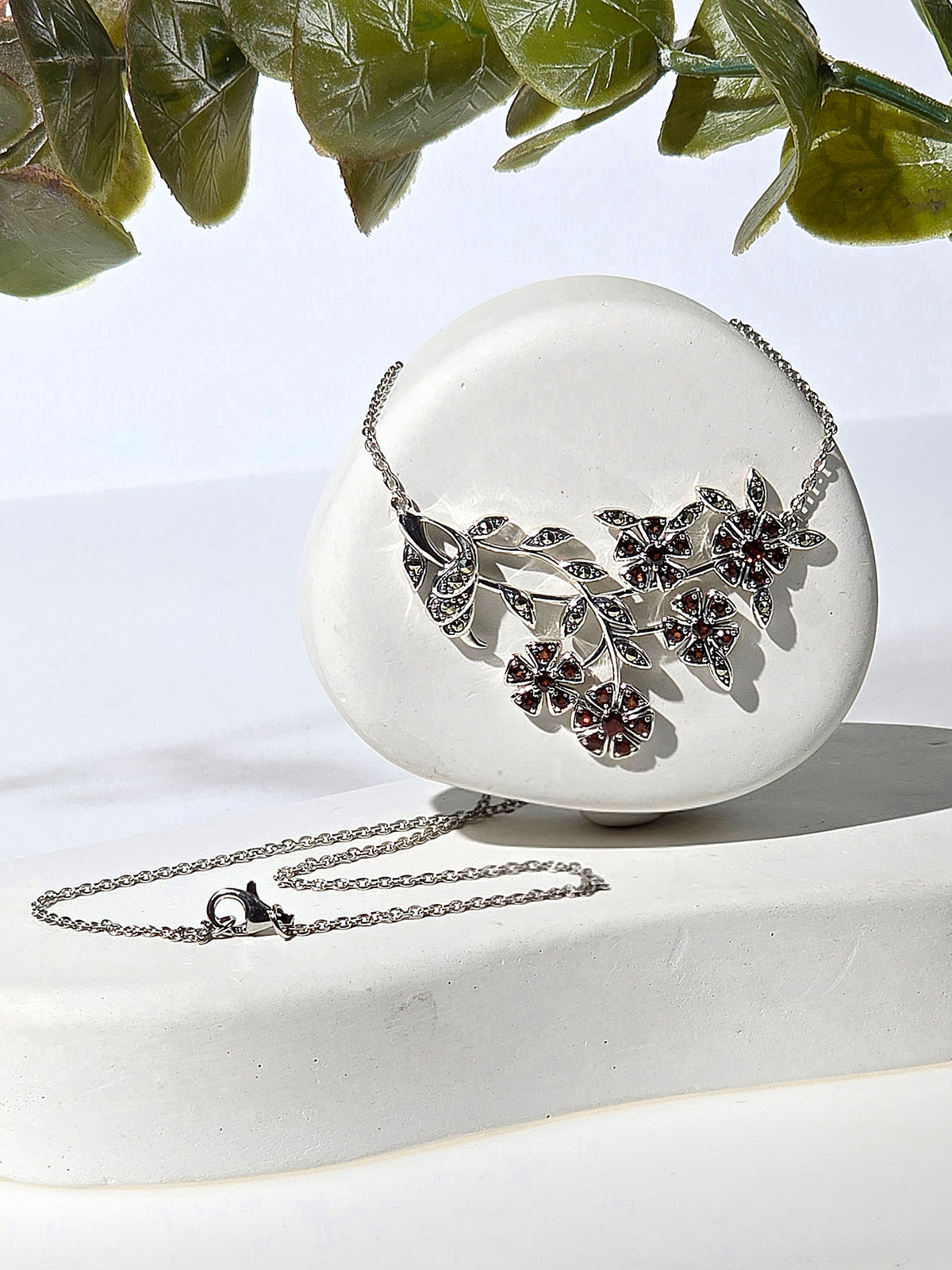 Серебряное колье ALEXANDRE VASSILIEV с гранатами и марказитами Swarovski