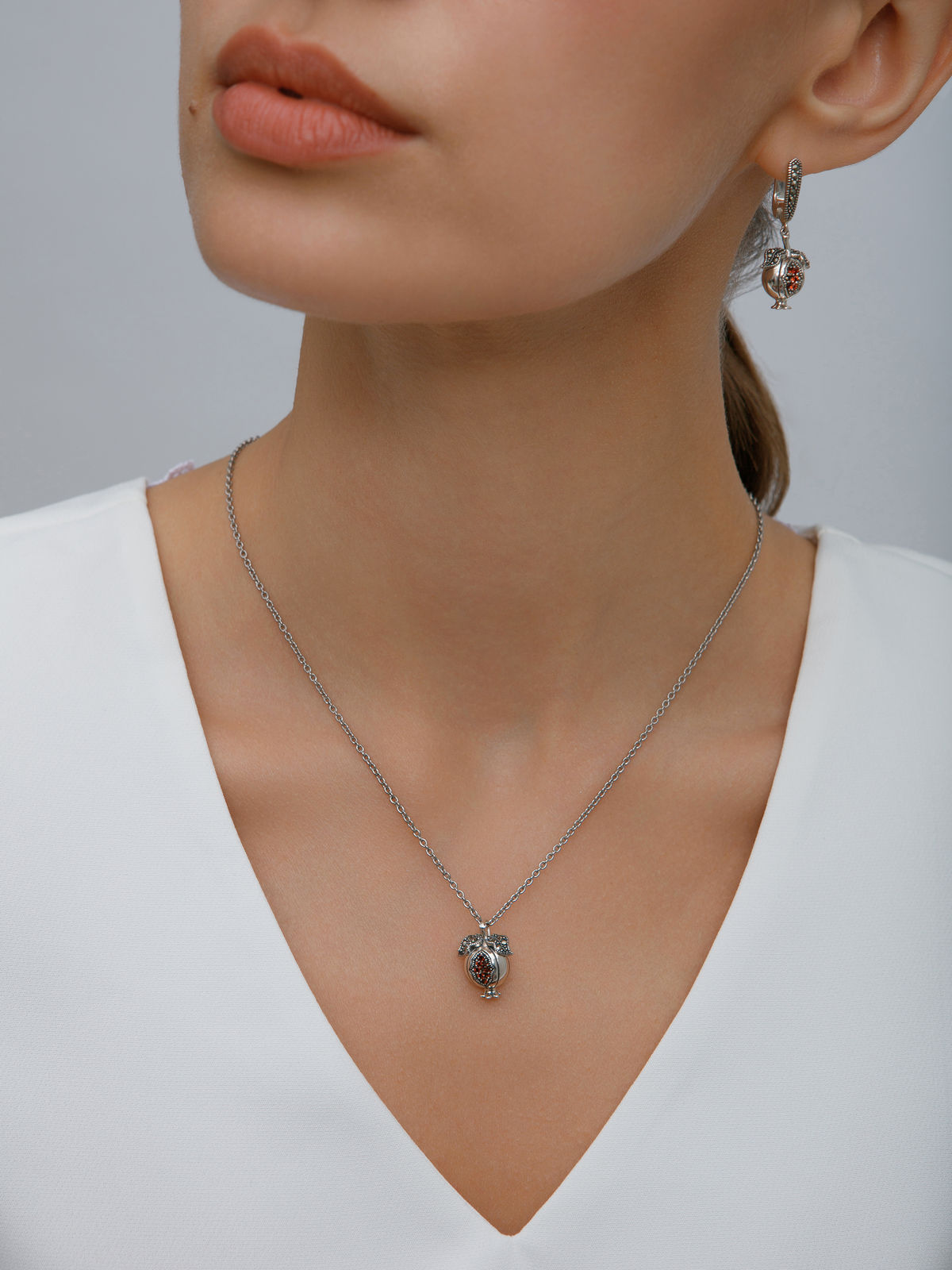 Серебряный кулон на цепи ALEXANDRE VASSILIEV с гранатом и марказитами Swarovski