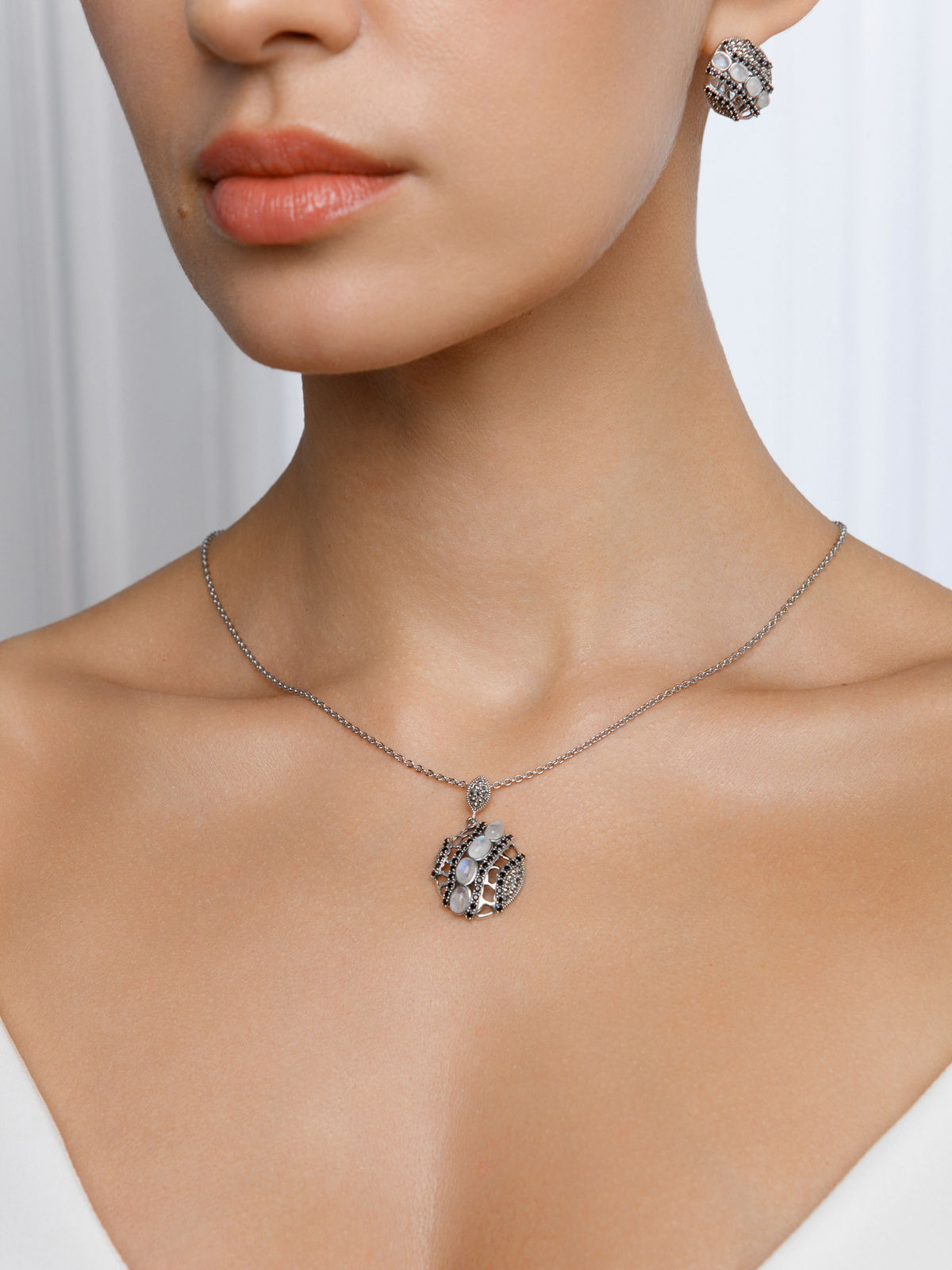 Серебряный кулон на цепи ALEXANDRE VASSILIEV с лунным камнем, шпинелью и марказитами Swarovski