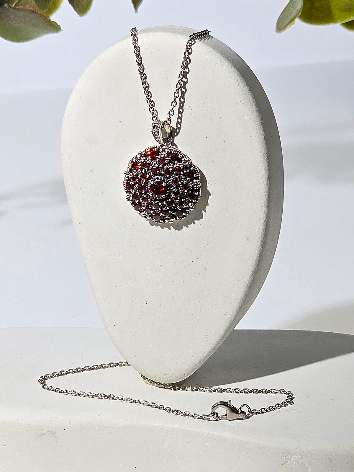 Кулон на цепи ALEXANDRE VASSILIEV с гранатами и марказитами Swarovski