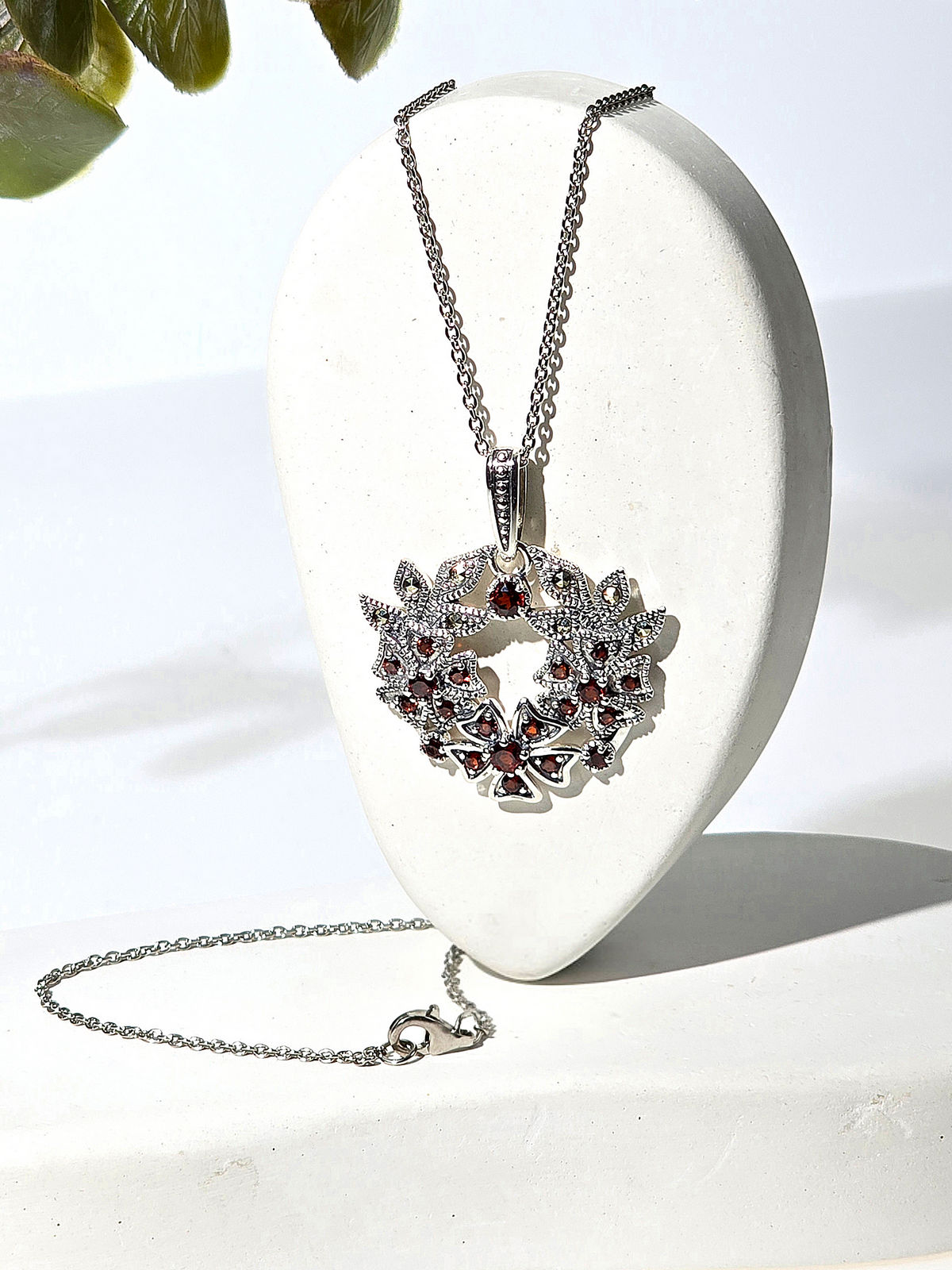 Серебряный кулон на цепи ALEXANDRE VASSILIEV с гранатом и марказитами Swarovski