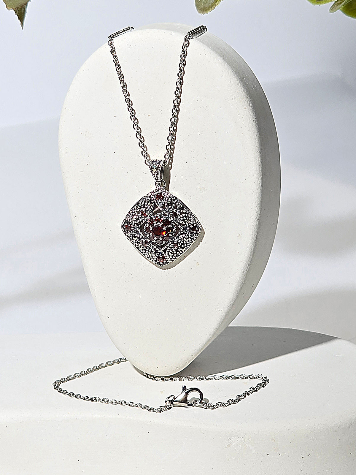 Кулон на цепи ALEXANDRE VASSILIEV с гранатами и марказитами Swarovski