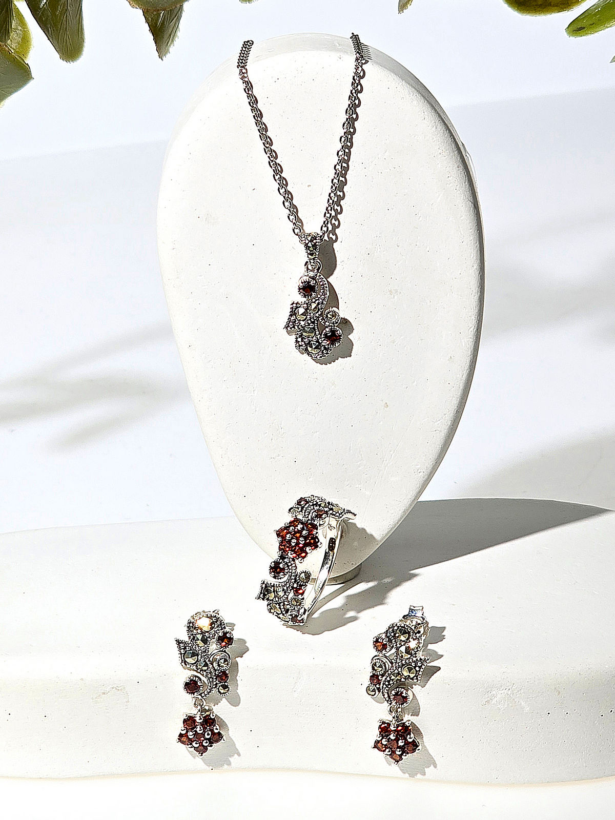 Кулон на цепи ALEXANDRE VASSILIEV с гранатами и марказитами Swarovski