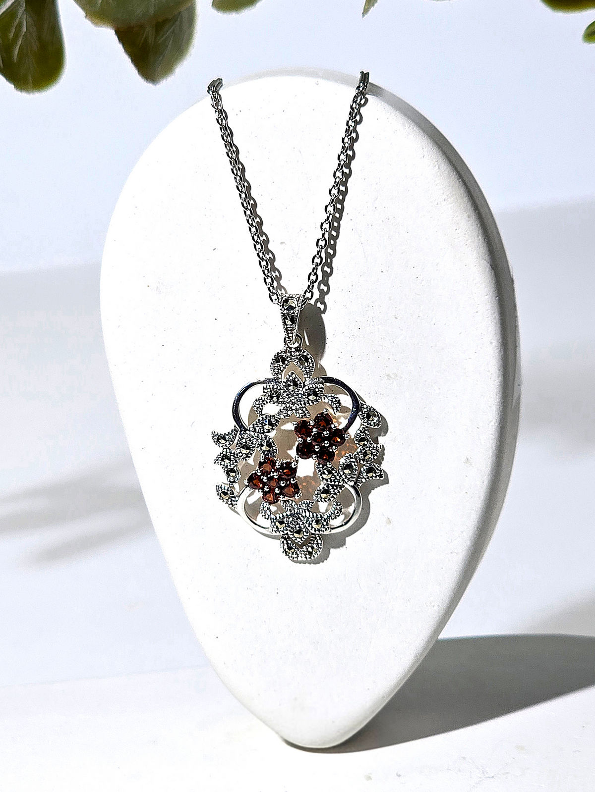 Кулон на цепи ALEXANDRE VASSILIEV с гранатами и марказитами Swarovski