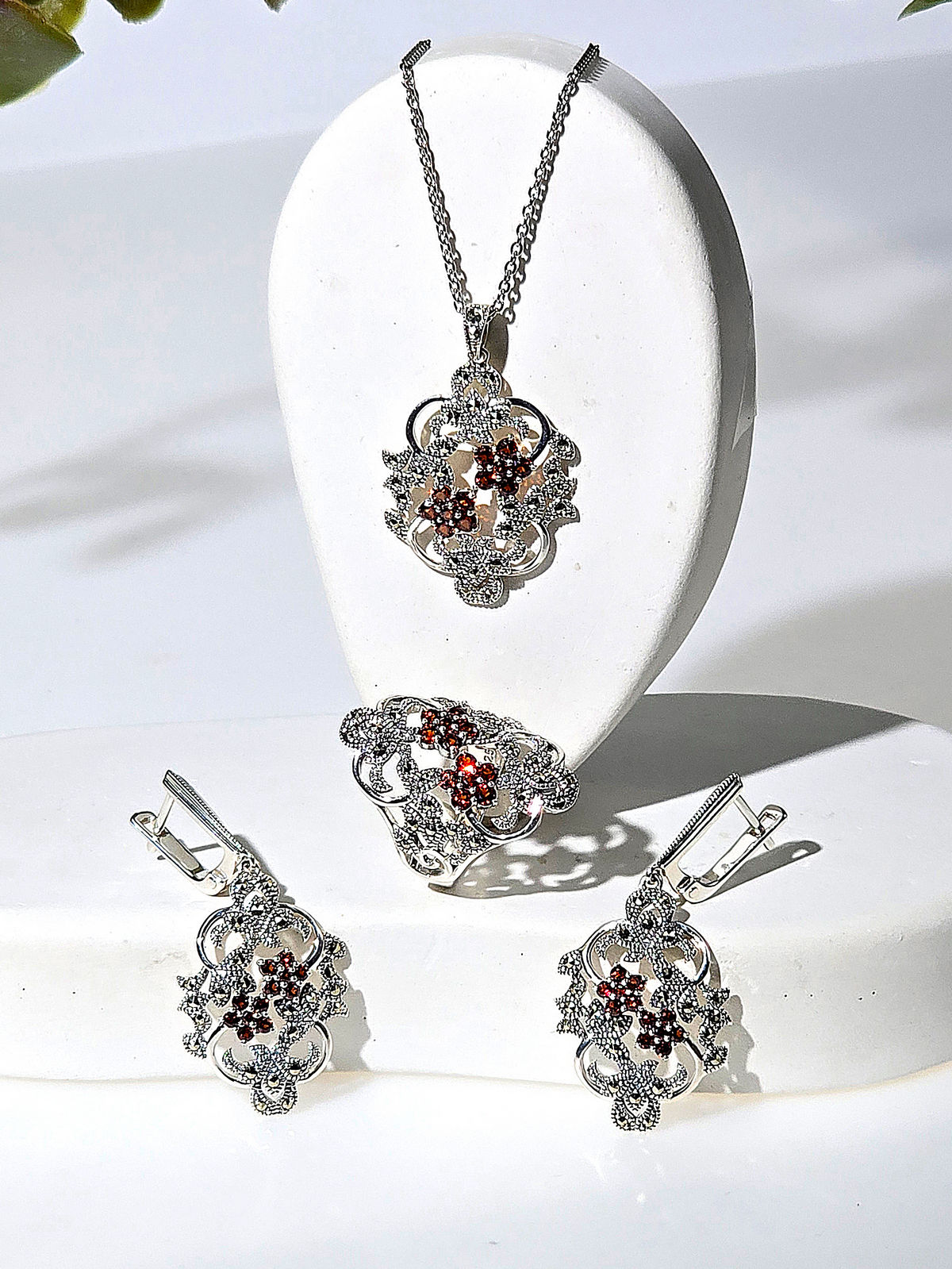 Кулон на цепи ALEXANDRE VASSILIEV с гранатами и марказитами Swarovski
