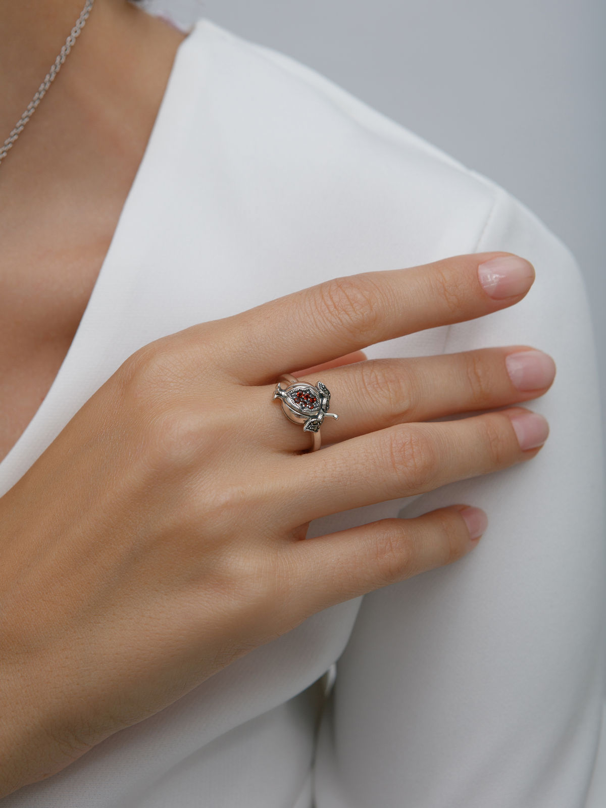 Серебряное кольцо ALEXANDRE VASSILIEV с гранатами и марказитами Swarovski