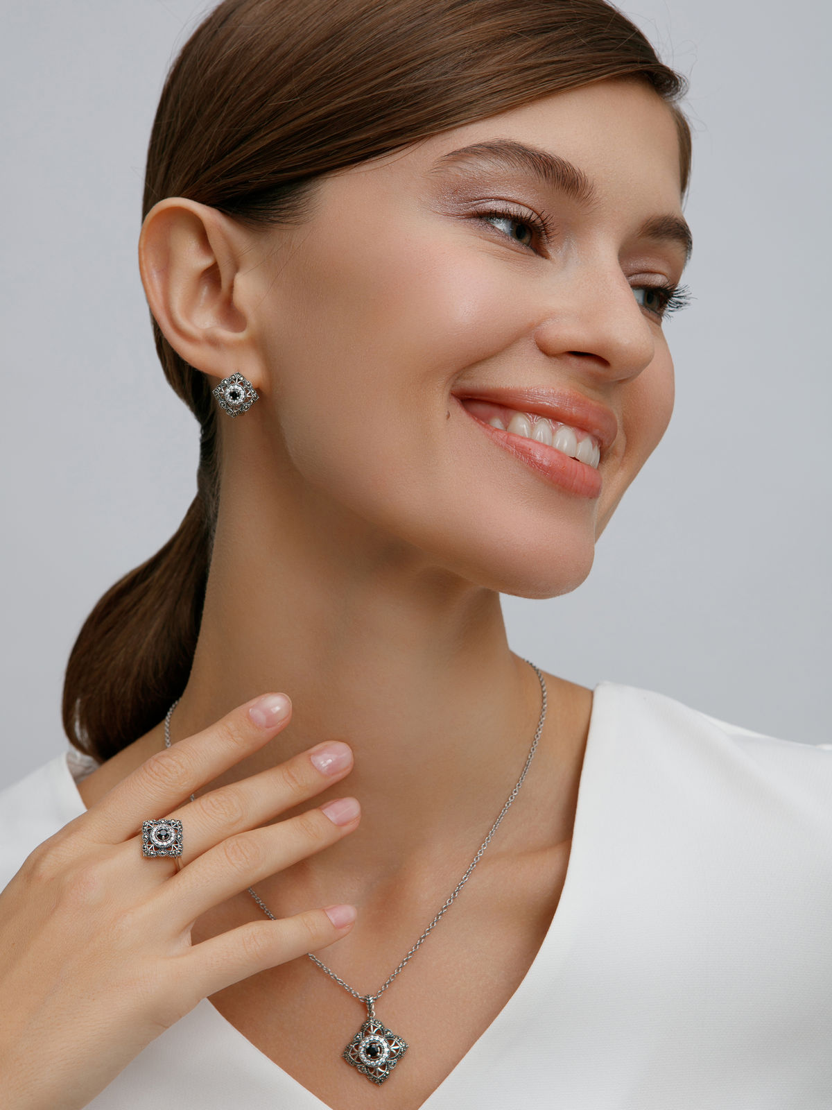Серебряное кольцо ALEXANDRE VASSILIEV с черной шпинелью, фианитами и марказитами Swarovski