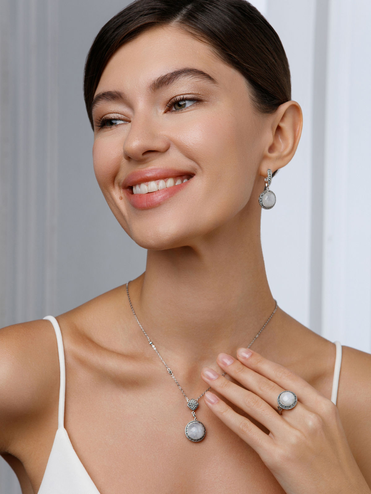 Серебряное кольцо ALEXANDRE VASSILIEV с лунным камнем и марказитами Swarovski