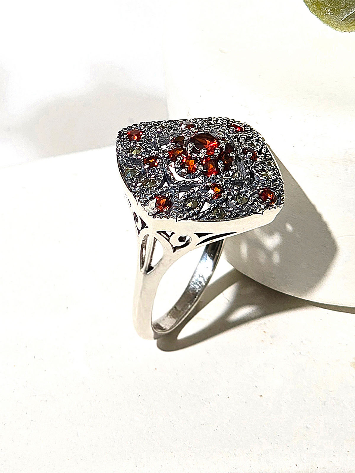 Серебряное кольцо ALEXANDRE VASSILIEV с гранатом и марказитами Swarovski