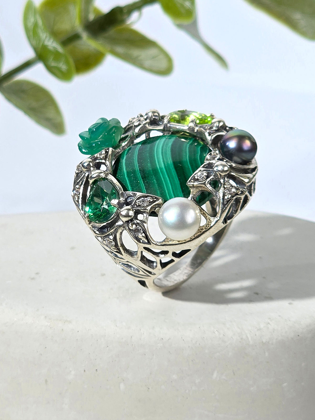 Серебряное кольцо ETERI с малахитом, жемчугом, фианитом и хризопразом