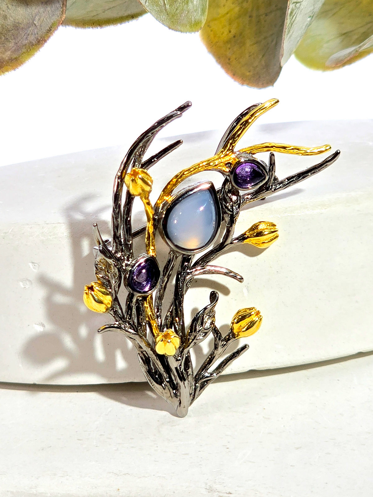 Серебряная брошь ETERI с халцедоном, аметистом и позолотой