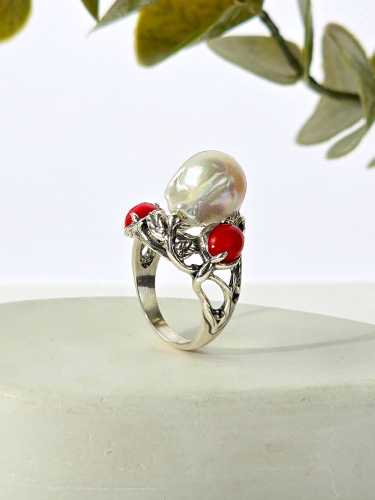 Серебряное кольцо ETERI с жемчугом и кораллом