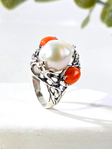 Серебряное кольцо ETERI с жемчугом и кораллом