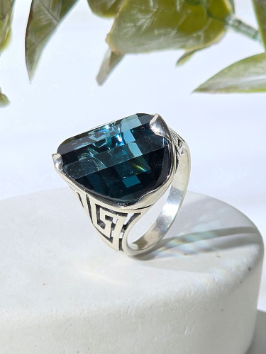 Серебряное кольцо ETERI с синтетическим кварцем