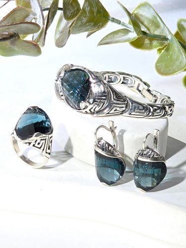 Серебряное кольцо ETERI с синтетическим кварцем