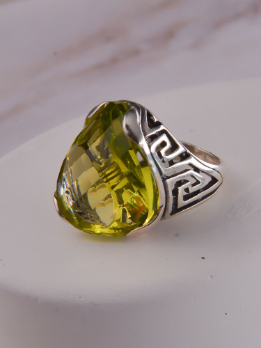 Серебряное кольцо с синтетическим кварцем