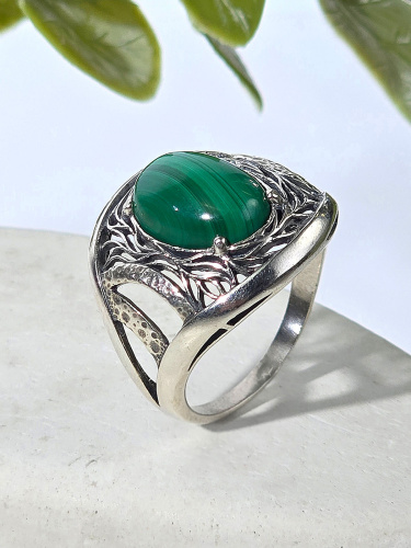 Серебряное кольцо ETERI с малахитом