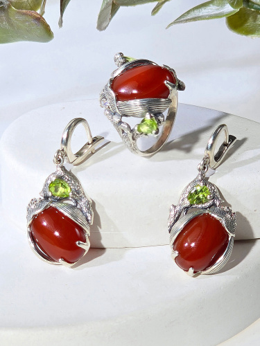 Серебряное кольцо ETERI с сердоликом и хризолитом