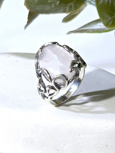 Серебряное кольцо ETERI с розовым кварцем