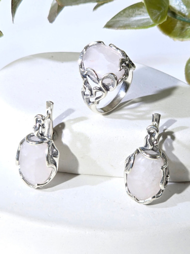 Серебряное кольцо ETERI с розовым кварцем