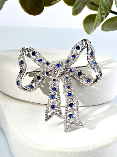 Серебряная брошь с фианитами