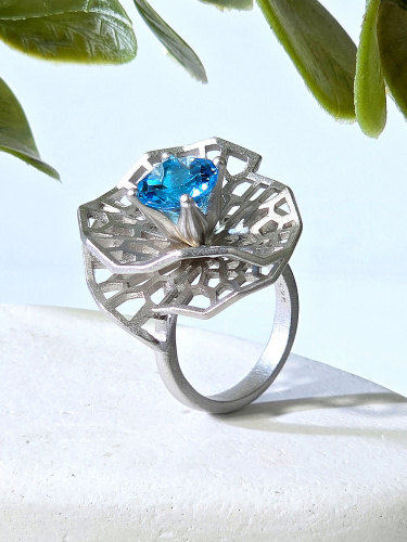 Серебряное кольцо ETERI с топазом