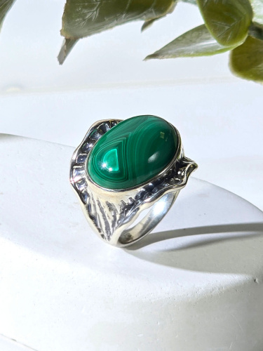 Серебряное кольцо ETERI с малахитом