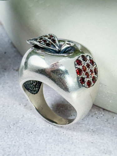 Серебряное кольцо ETERI с гранатом
