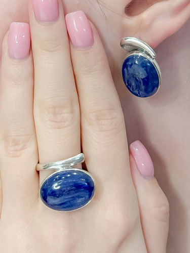 Серебряное кольцо с кианитом