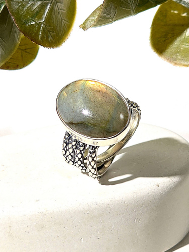 Серебряное кольцо с лабродоритом