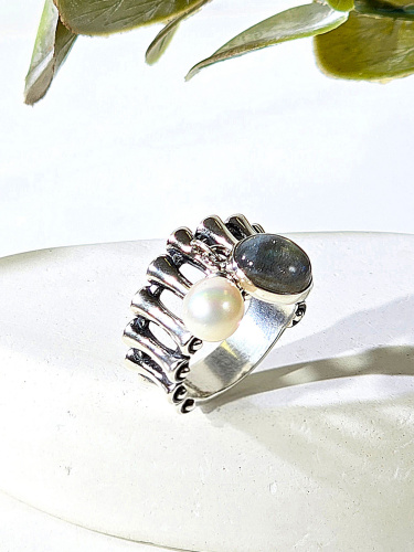 Серебряное кольцо ETERI с лабрадором и жемчугом